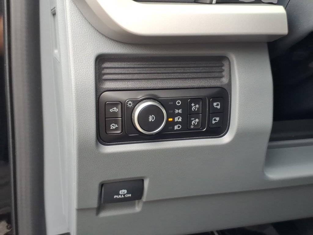 New 2026 Ford F350 XLT w/ XLT Premium Package AWD/4WD image 19