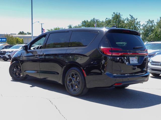 Used 2023 Chrysler Pacifica Limited w/ Uconnect Theater Family Group FWD image 9