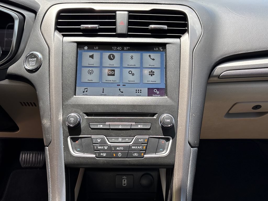 Used 2017 Ford Fusion SE w/ Fusion SE Technology Package FWD image 23