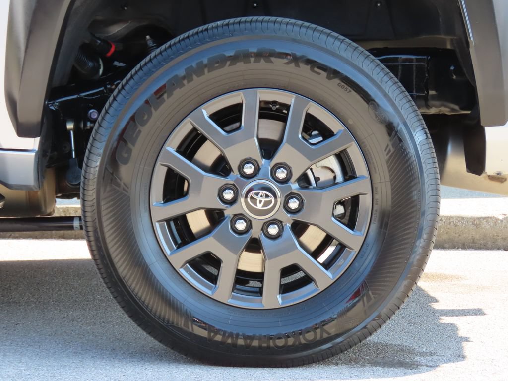 Used 2025 Toyota 4Runner SR5 AWD/4WD image 17