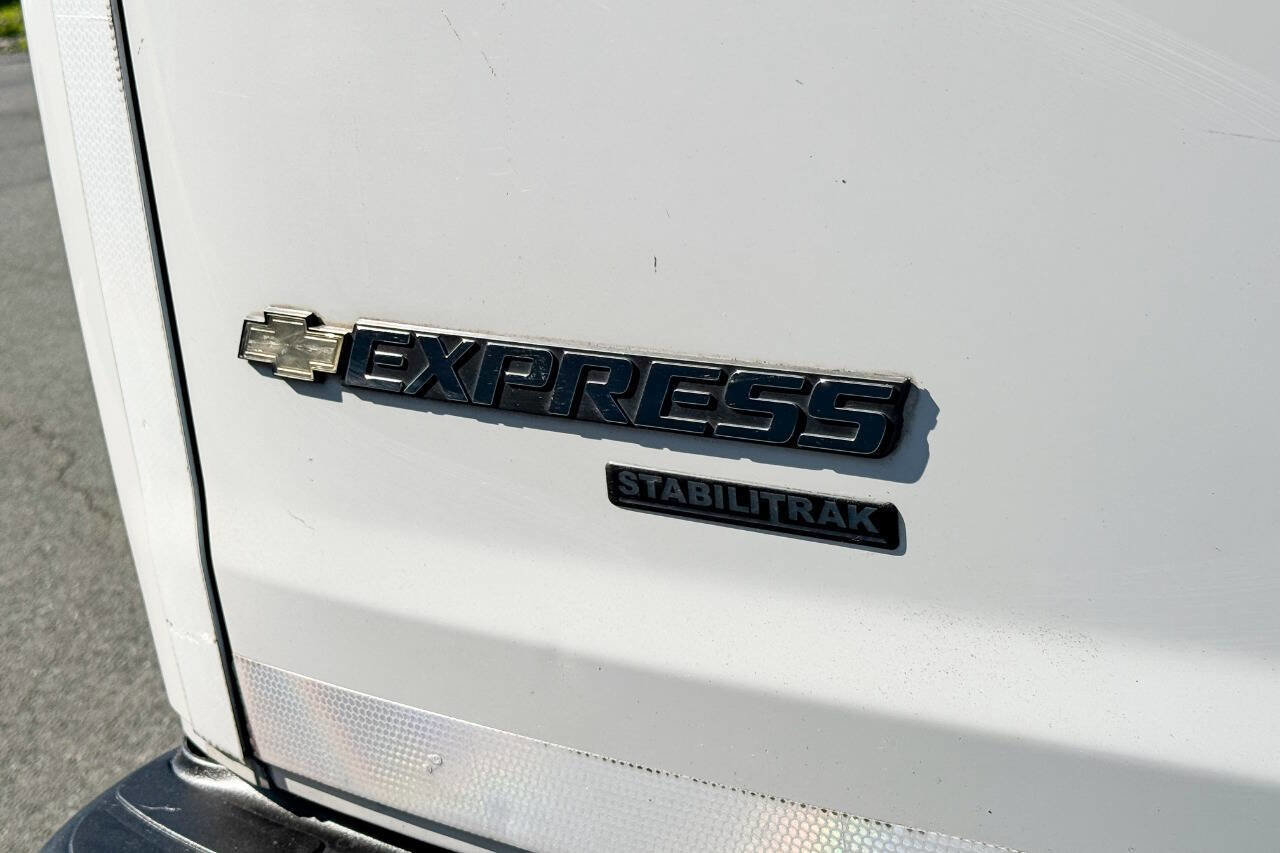 Used 2018 Chevrolet Express 2500 LS w/ Driver Convenience Package RWD image 15