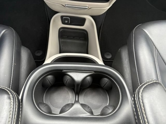 Used 2023 Chrysler Pacifica Touring-L FWD image 31