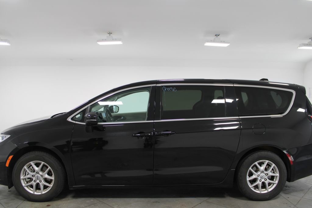 Used 2024 Chrysler Pacifica Touring-L image 6