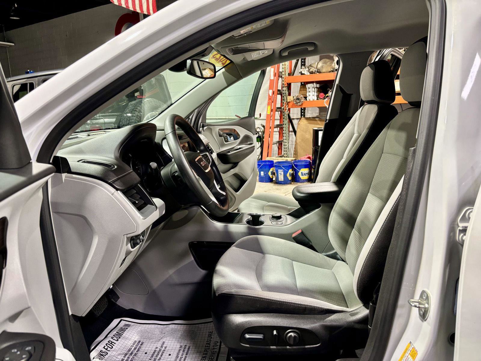 Used 2023 GMC Terrain SLE w/ Driver Convenience Package image 2