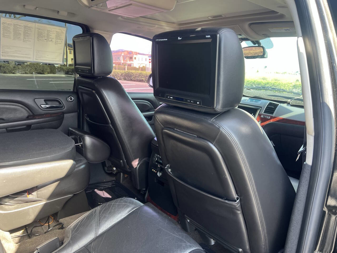 Used 2010 Cadillac Escalade Premium image 14