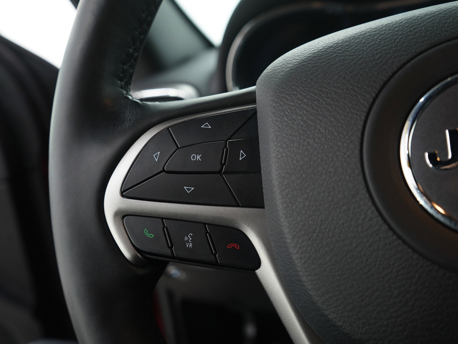 Used 2020 Jeep Grand Cherokee Altitude image 25