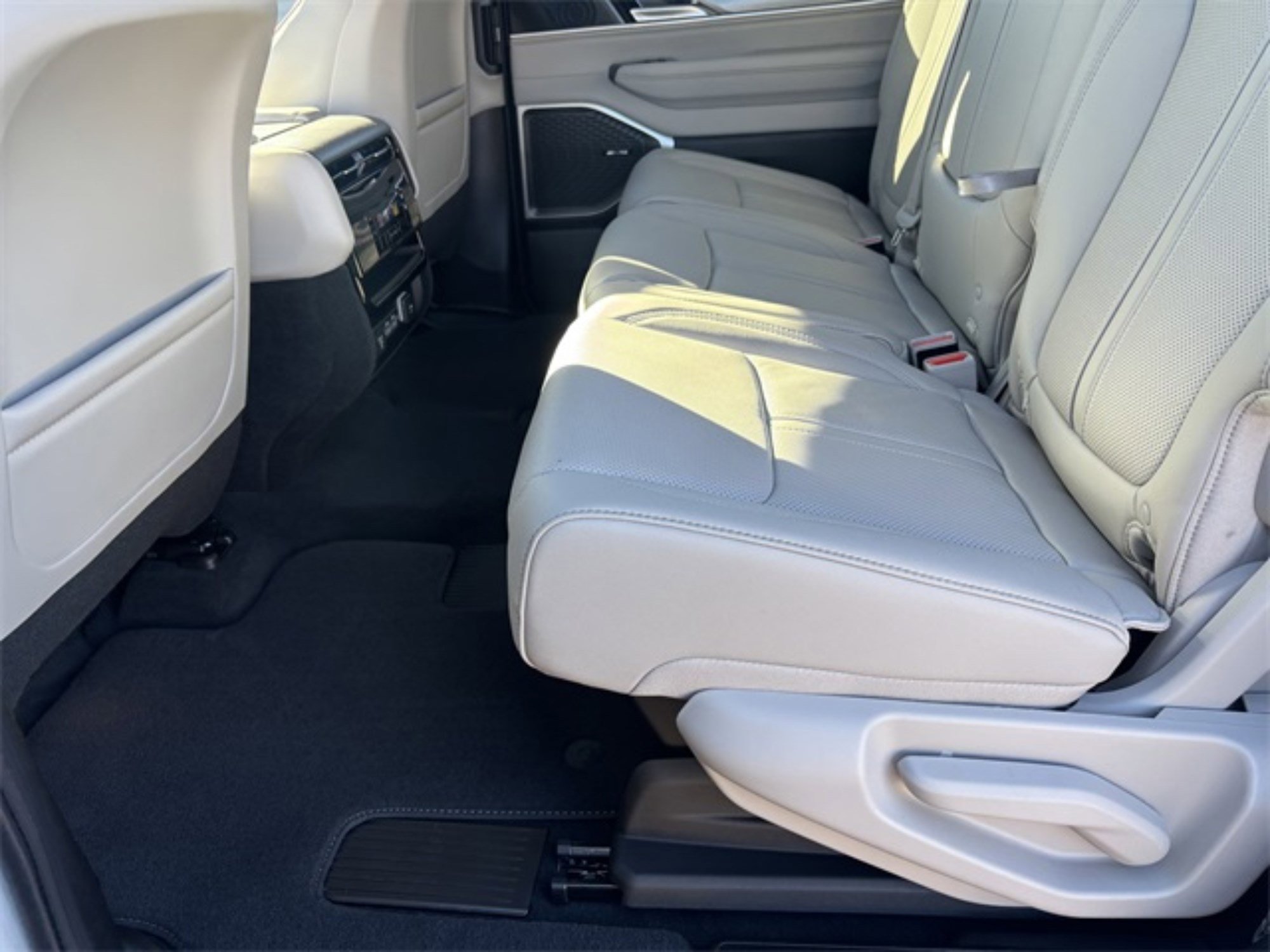 New 2025 Jeep Wagoneer L 2WD image 20