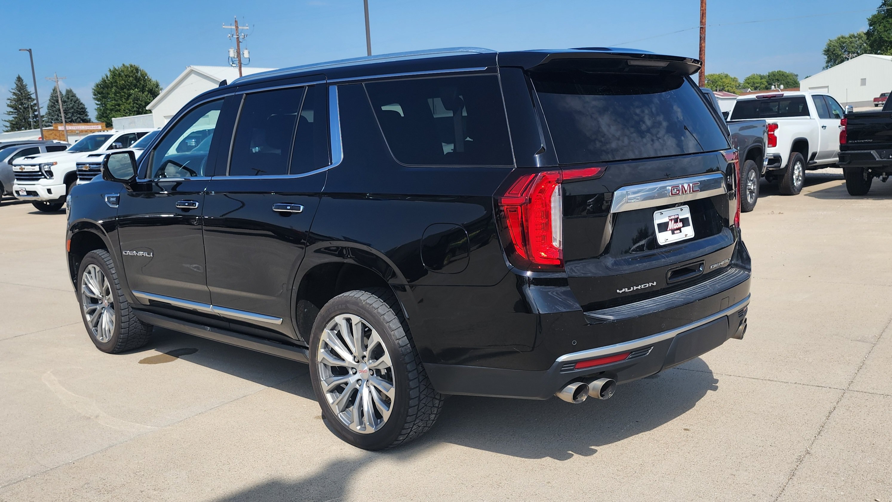 Used 2021 GMC Yukon Denali w/ Denali Ultimate Package AWD/4WD image 3