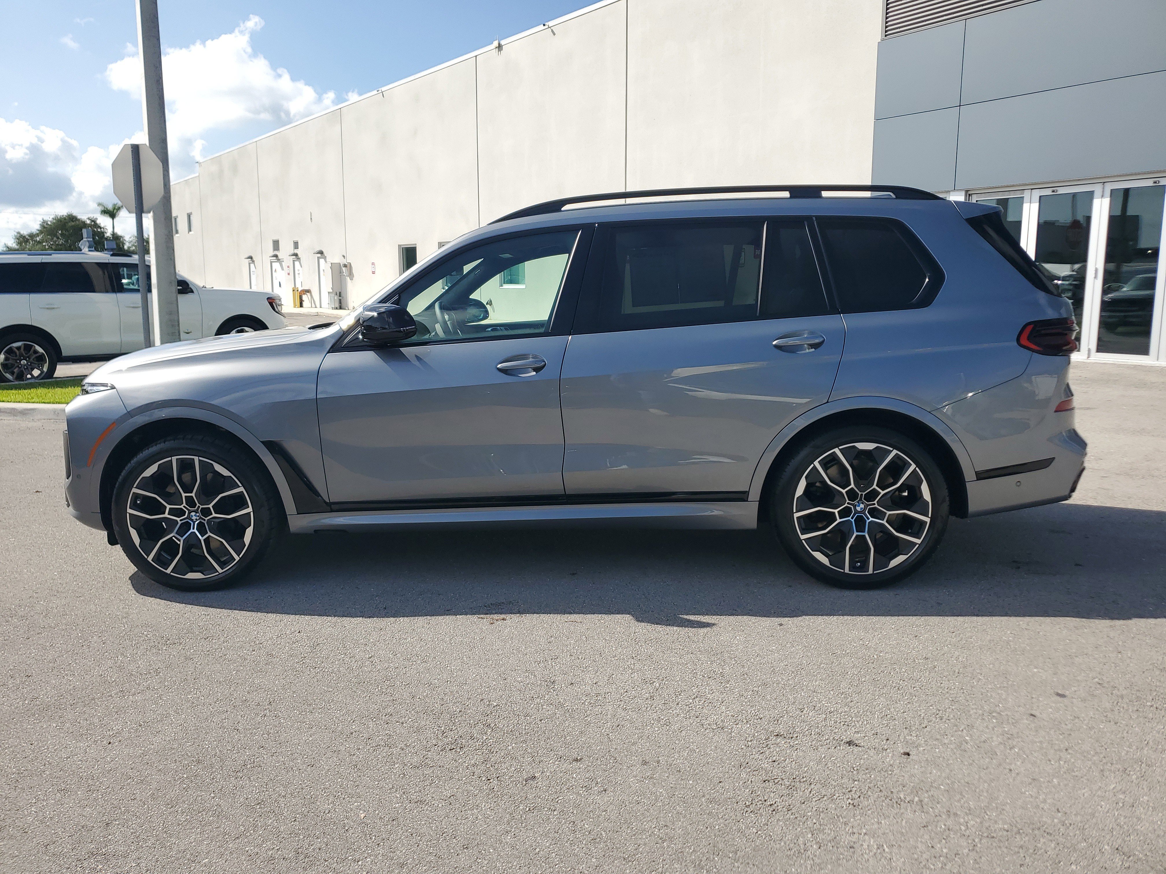 Used 2025 BMW X7 M60i w/ Executive Package image 8