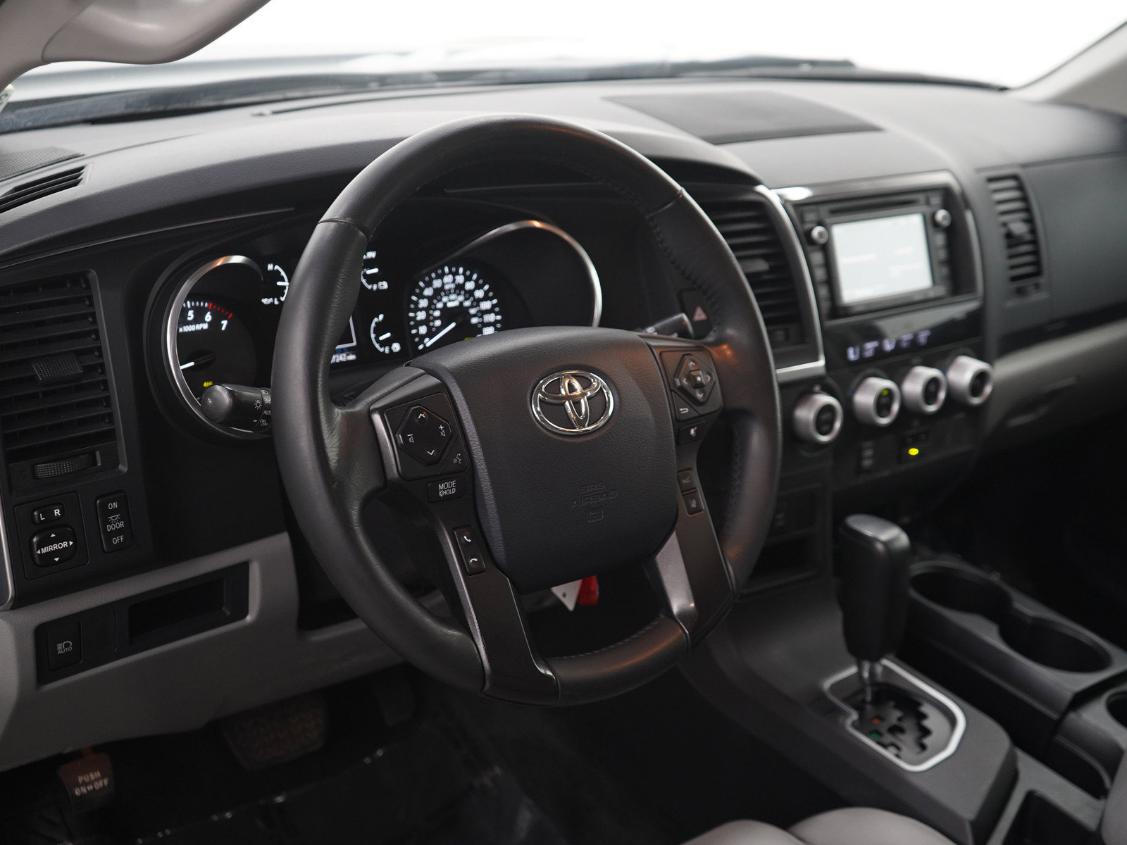 Used 2018 Toyota Sequoia SR5 AWD/4WD image 21