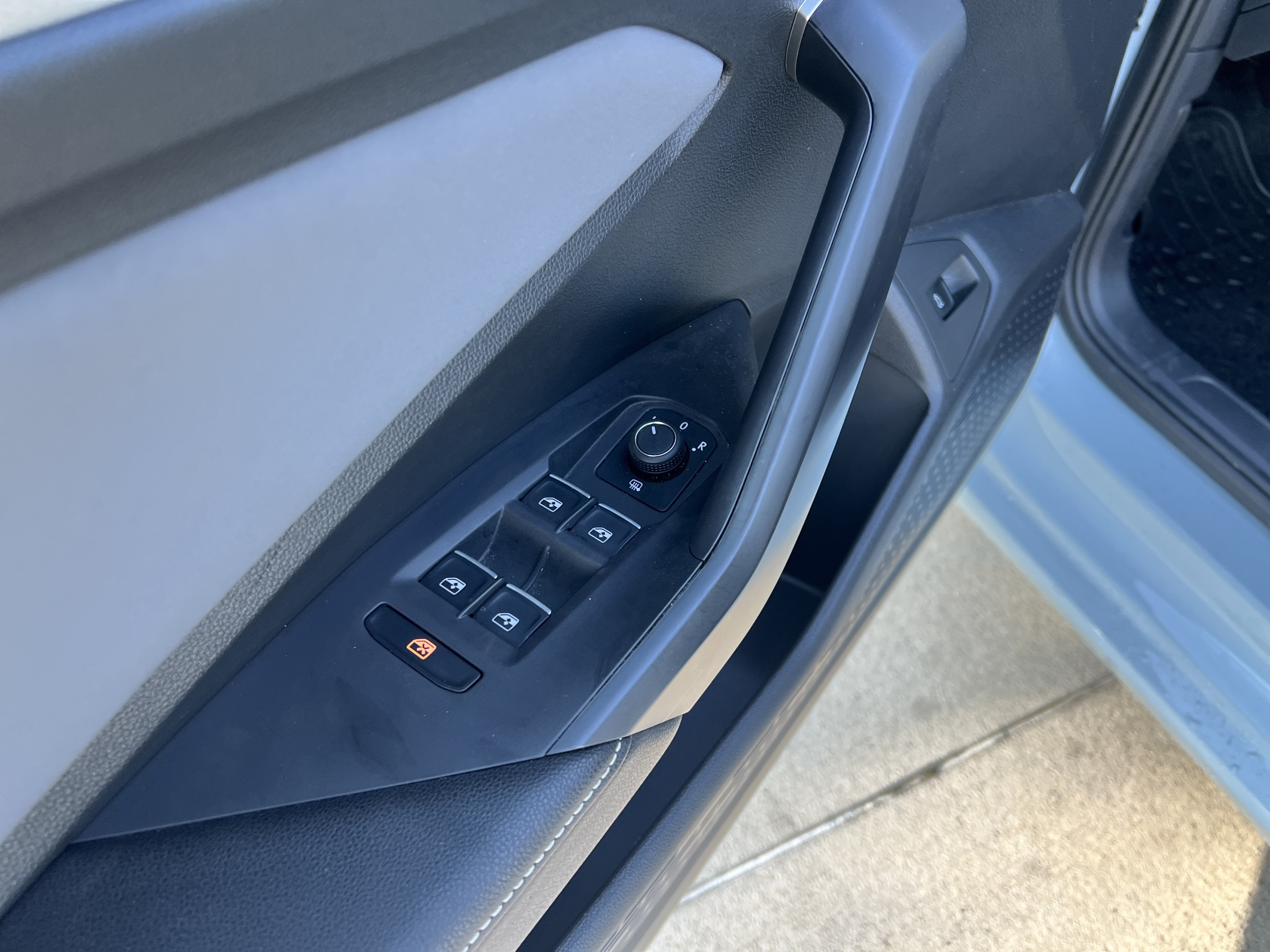 Certified 2025 Volkswagen Jetta SE w/ Sunroof Package FWD image 13