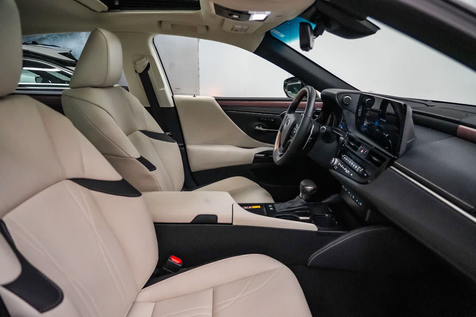 Used 2025 Lexus ES 300h w/ Accessory Package (Z2) FWD image 17