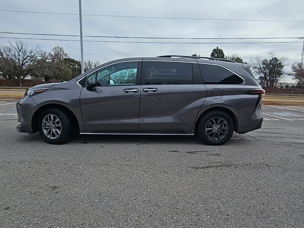 Used 2024 Toyota Sienna XLE image 27