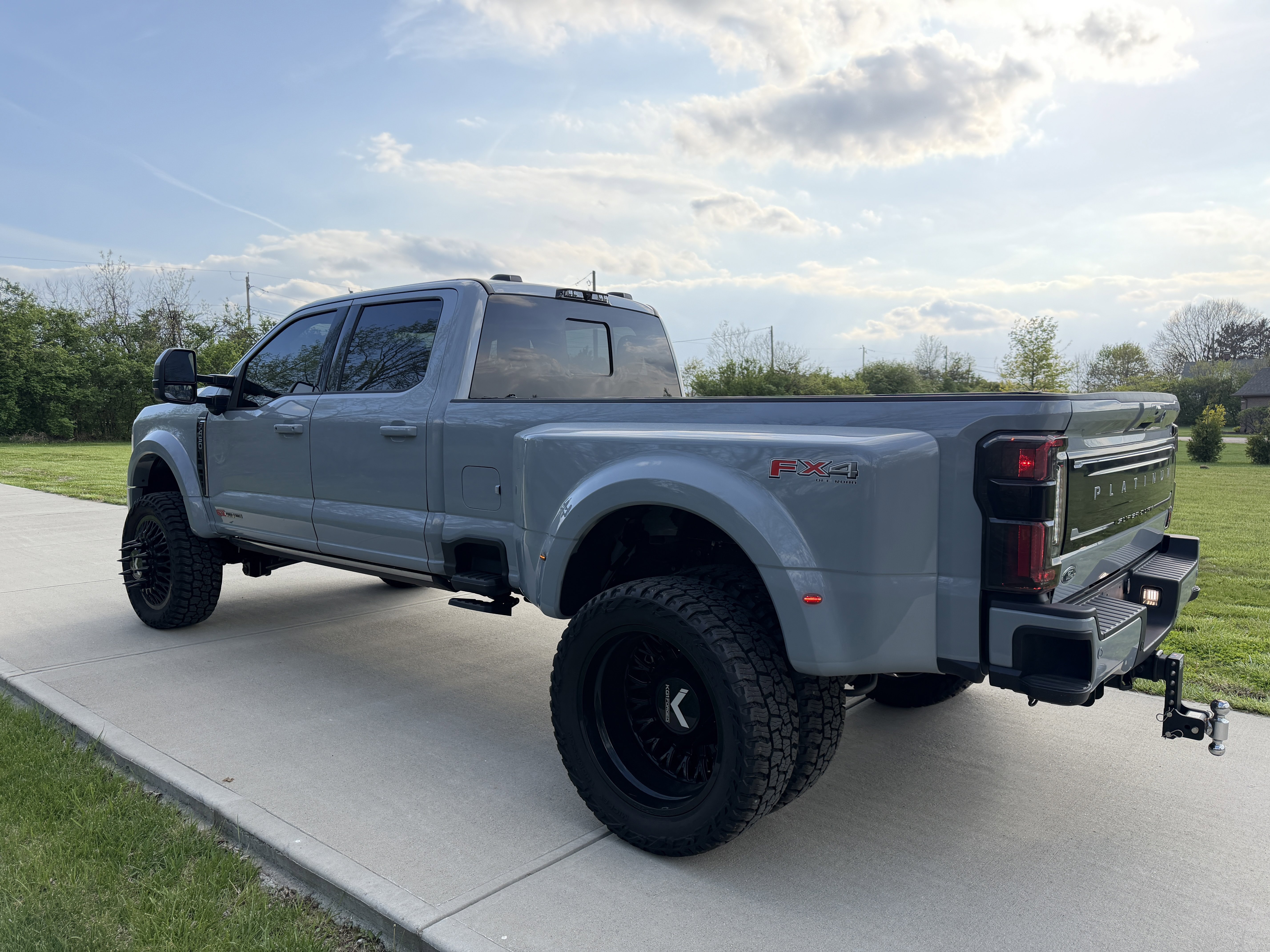 Used 2024 Ford F450 Platinum w/ FX4 Off-Road Package image 9