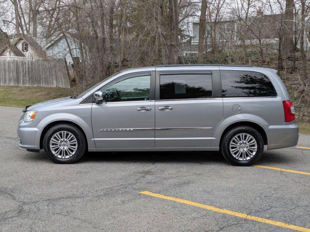 Used 2016 Chrysler Town & Country Touring-L image 4
