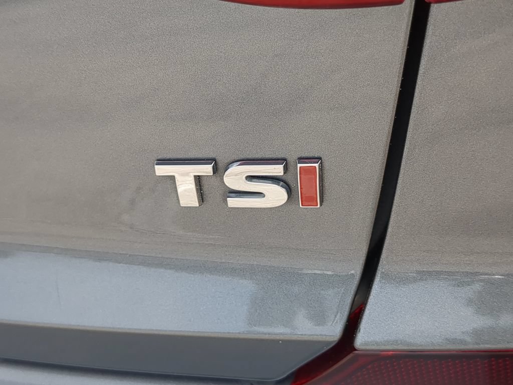 Used 2018 Volkswagen Passat 2.0T R-Line w/ R-Line Lighting Package FWD image 10
