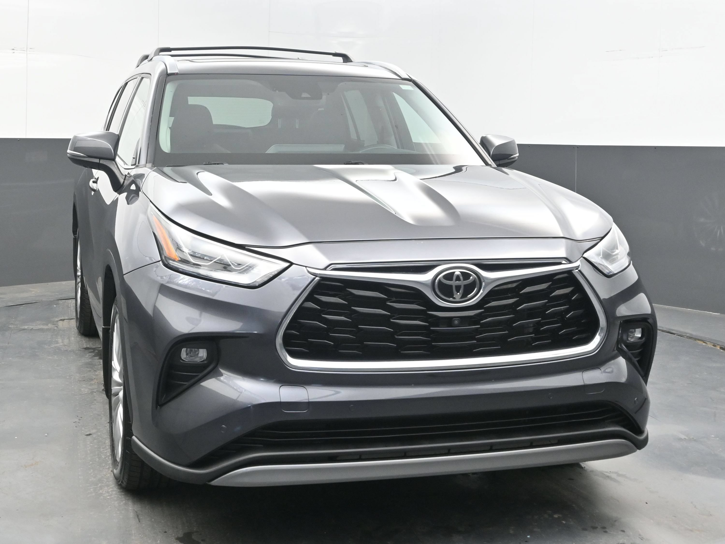 Used 2022 Toyota Highlander Platinum AWD/4WD image 2