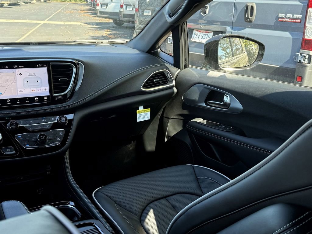 New 2026 Chrysler Pacifica Limited w/ Uconnect Theater Family Group image 32