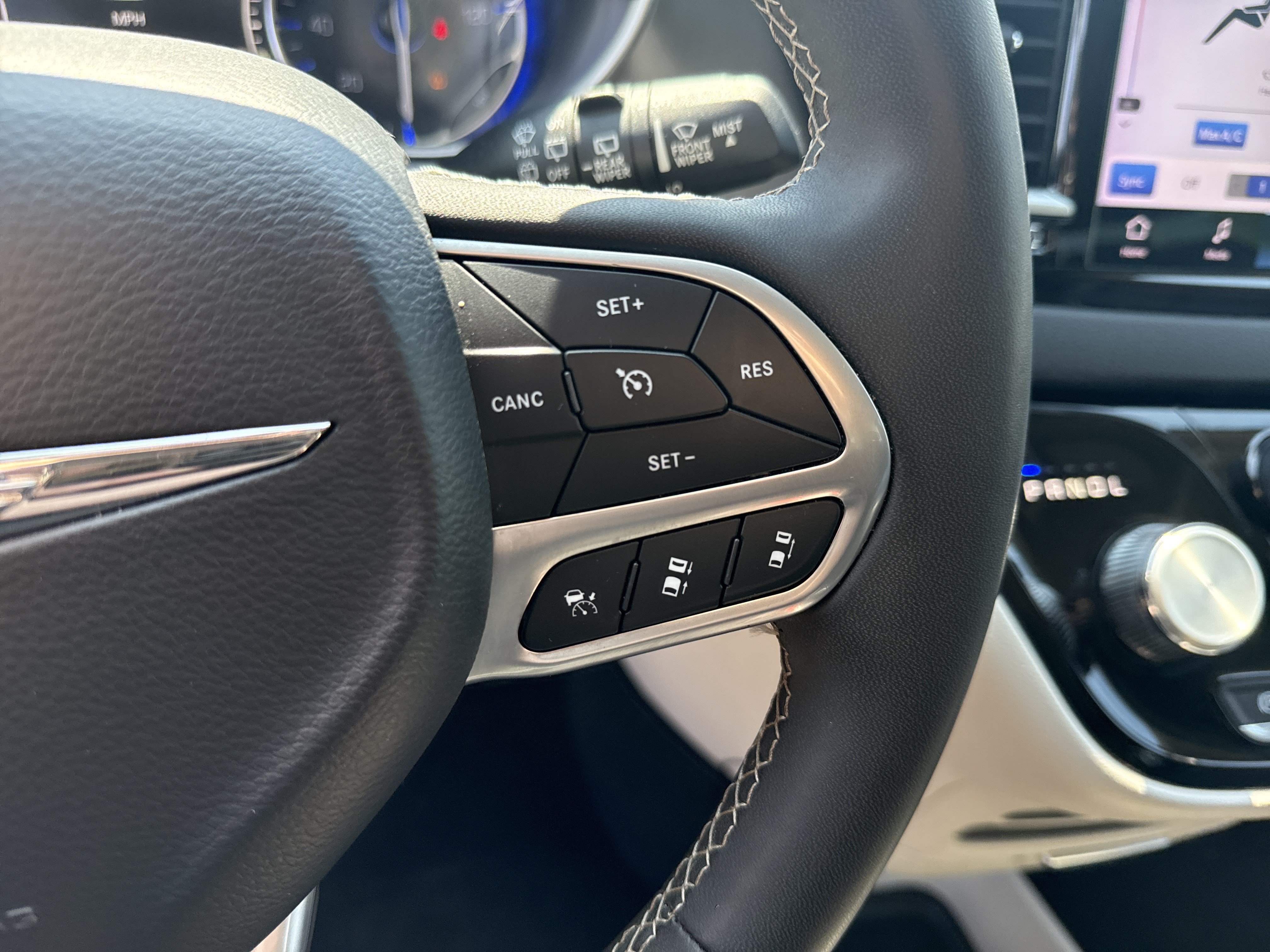 Used 2024 Chrysler Pacifica Touring-L FWD image 27