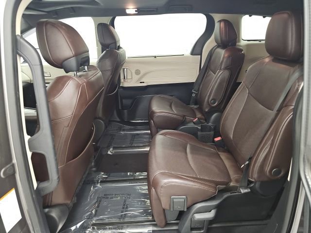 Used 2023 Toyota Sienna Platinum image 32