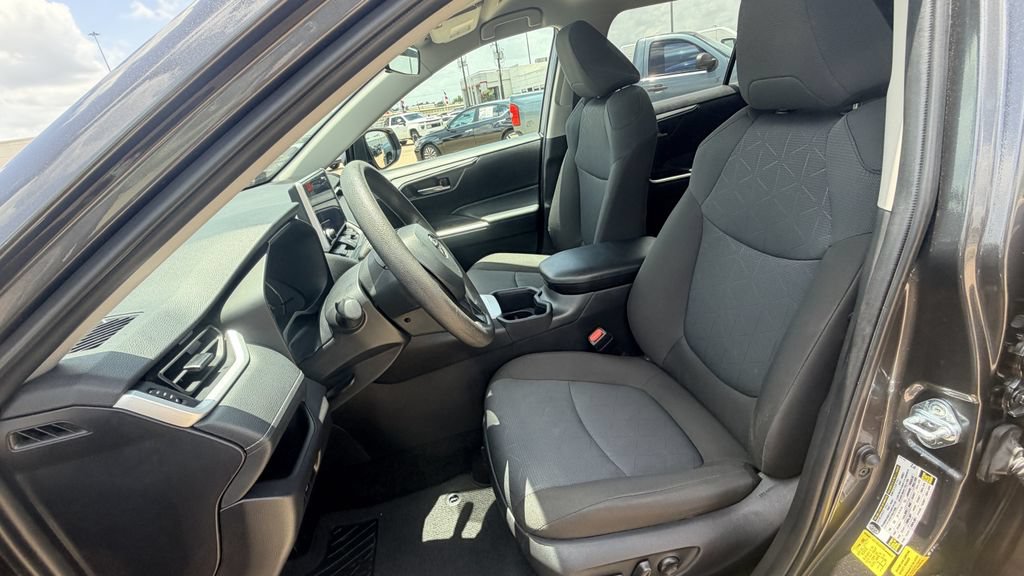 Used 2025 Toyota RAV4 XLE FWD image 29