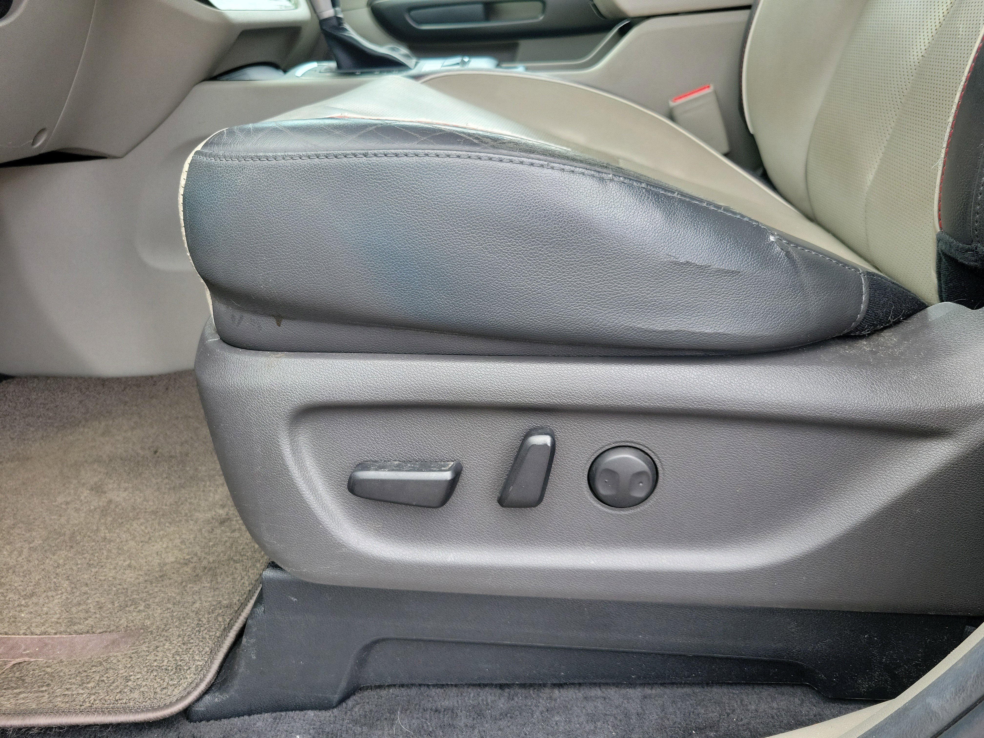 Used 2017 Kia Sedona LX w/ LX Essentials Premium Package FWD image 4