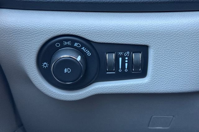 Used 2023 Chrysler Pacifica Touring-L image 41