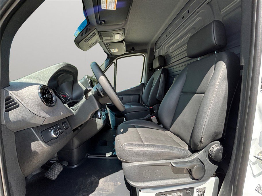 Used 2024 Mercedes-Benz Sprinter 2500 image 2