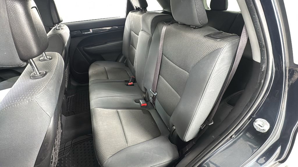 Used 2013 Kia Sorento LX w/ Third Row Pkg image 12