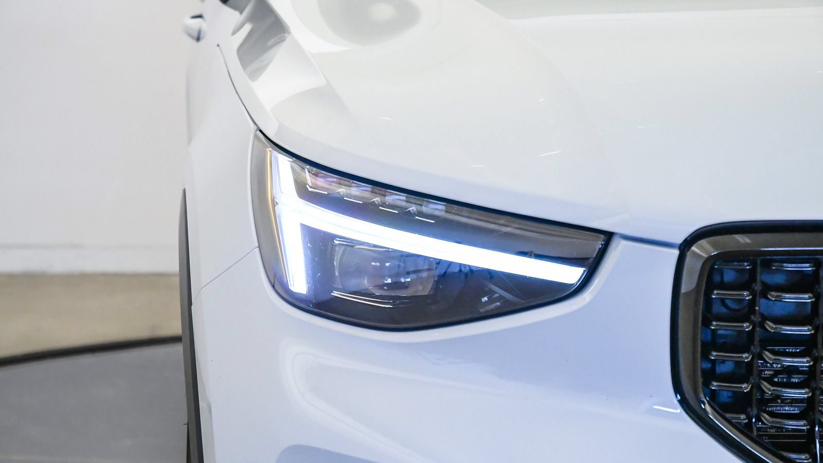 Certified 2026 Volvo XC40 B5 Plus AWD/4WD image 8