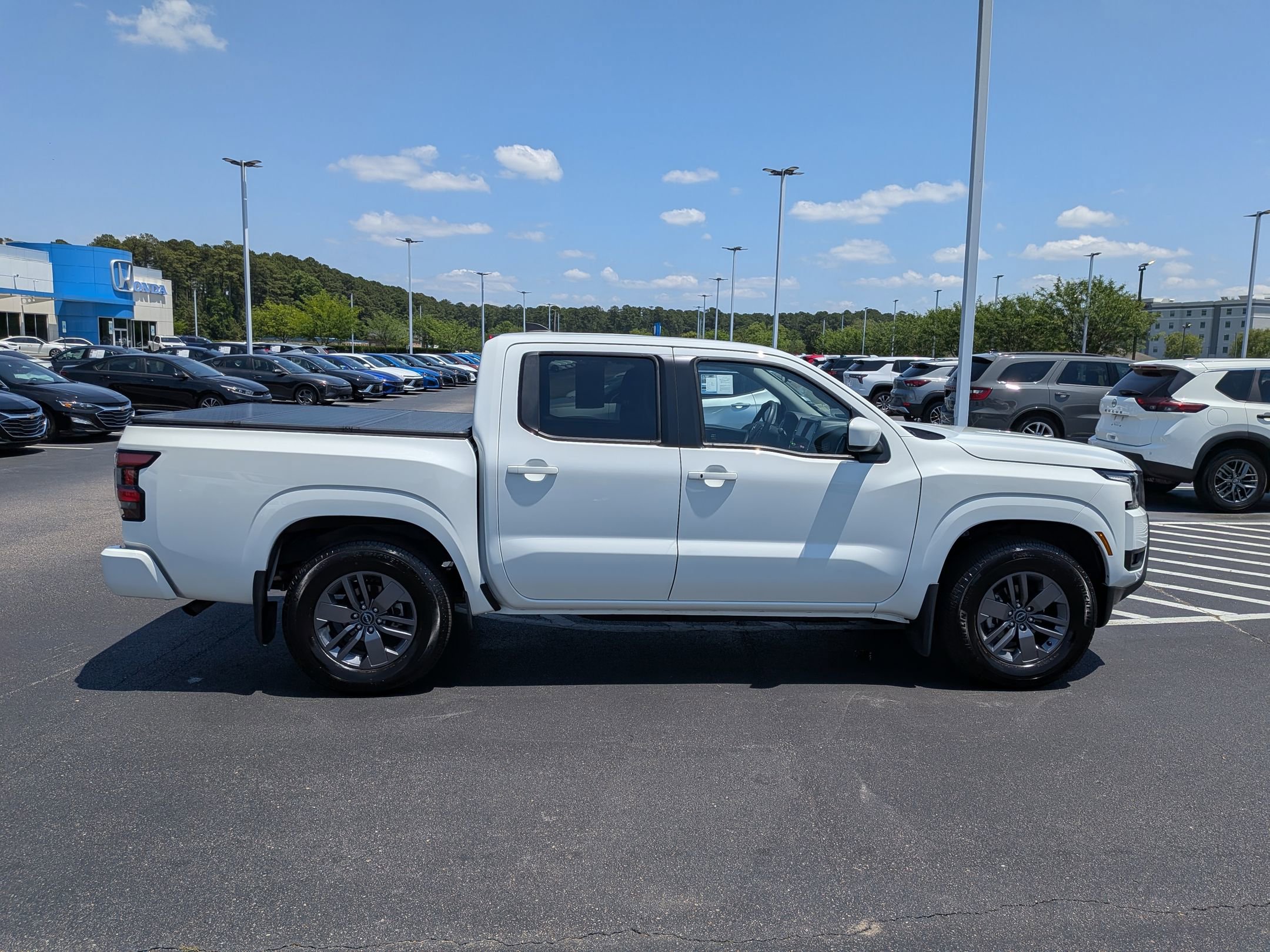 Used 2025 Nissan Frontier SV w/ SV Convenience Package RWD image 2