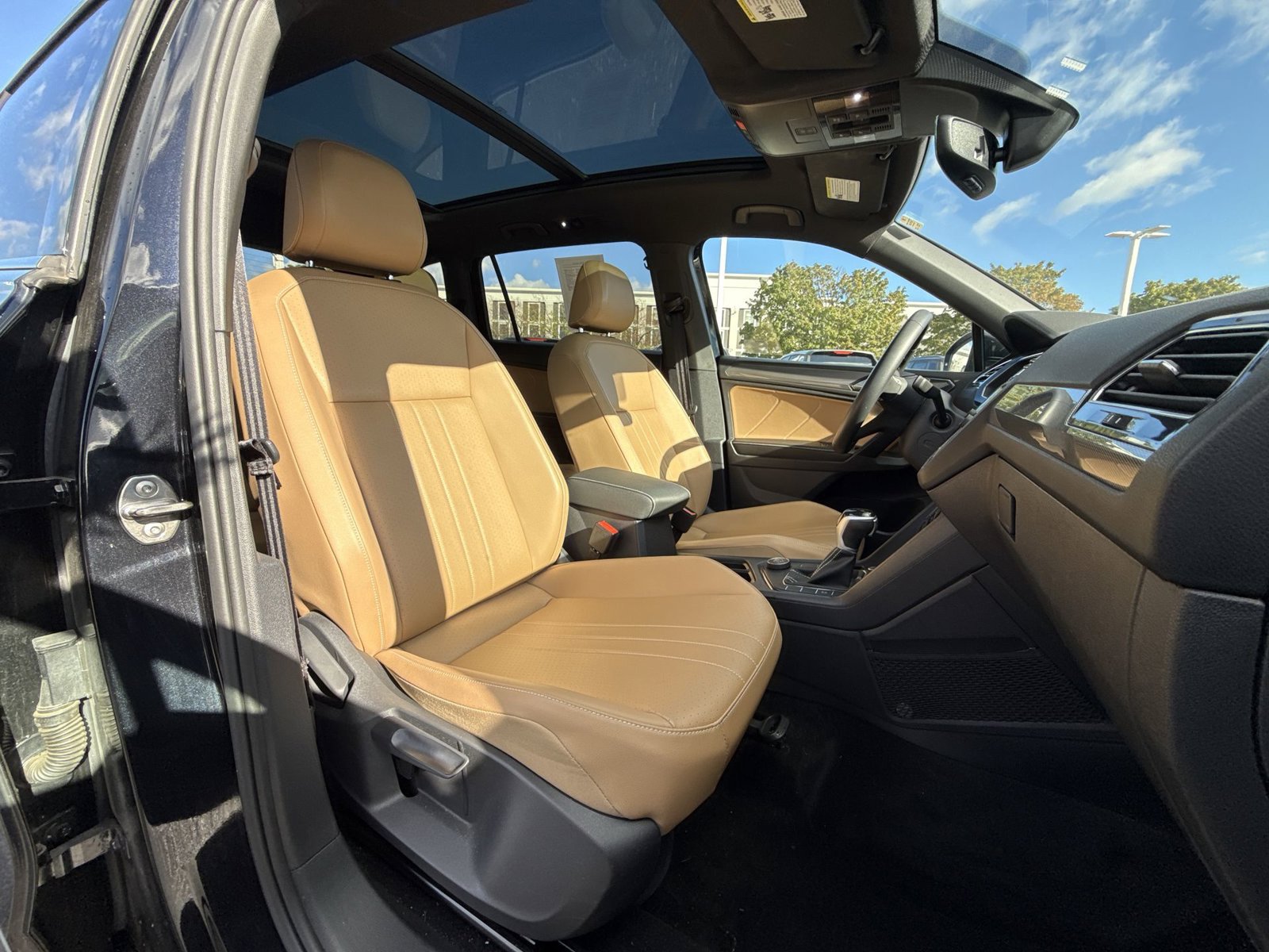 Used 2023 Volkswagen Tiguan SE w/ Panoramic Sunroof Package AWD/4WD image 26