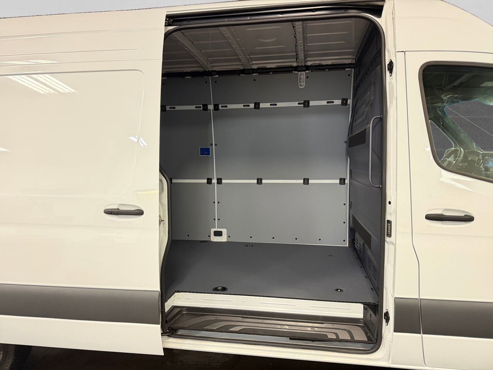 Used 2024 Mercedes-Benz eSprinter 170 Cargo image 41