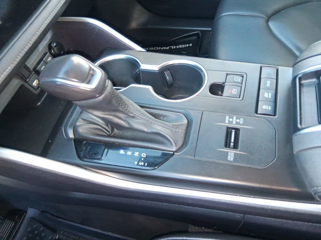 Used 2021 Toyota Highlander XLE image 18