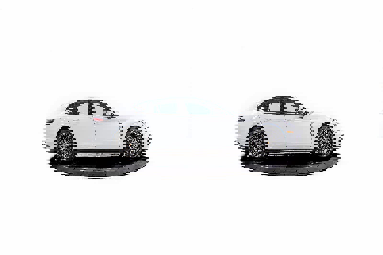 Certified 2023 Porsche Panamera Platinum Edition image 8