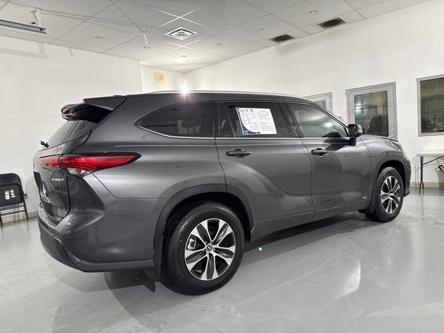 Used 2022 Toyota Highlander XLE AWD/4WD image 16