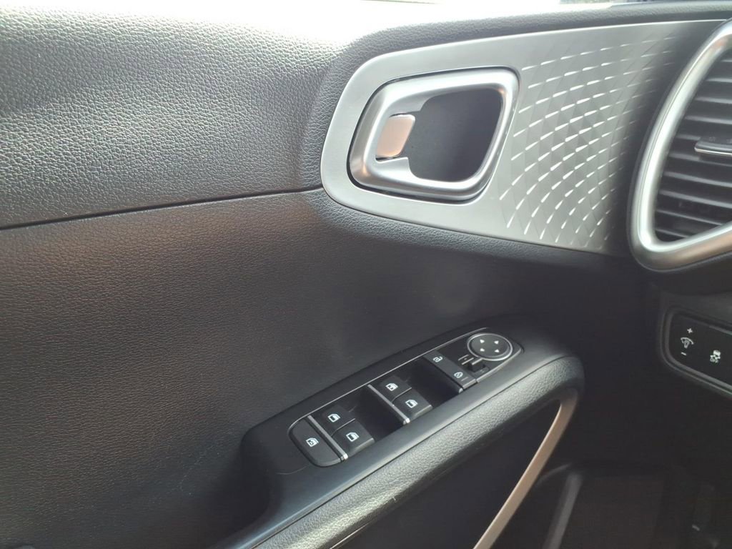 Used 2023 Kia Soul LX w/ LX Technology Package FWD image 15