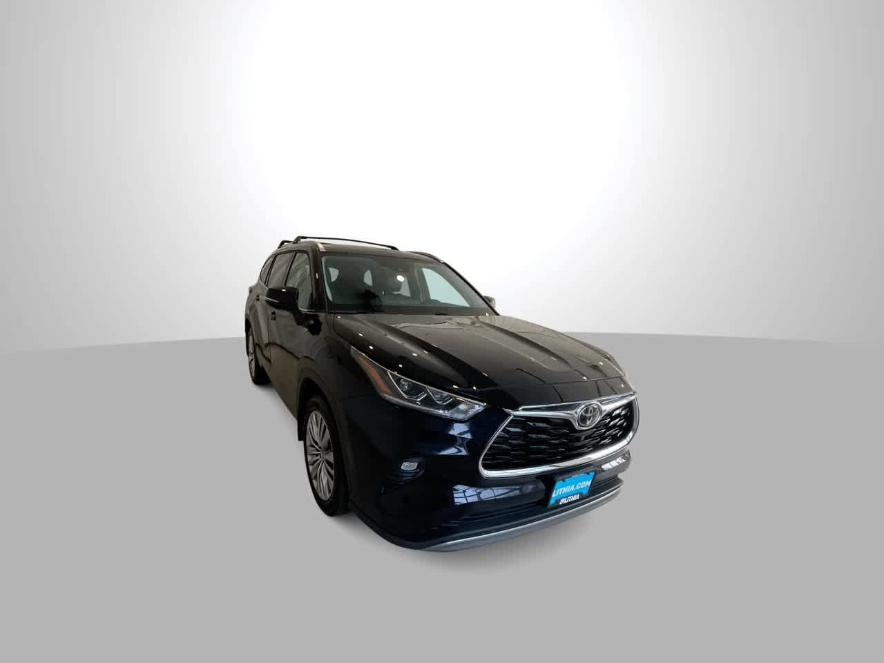 Used 2024 Toyota Highlander Platinum AWD/4WD image 2