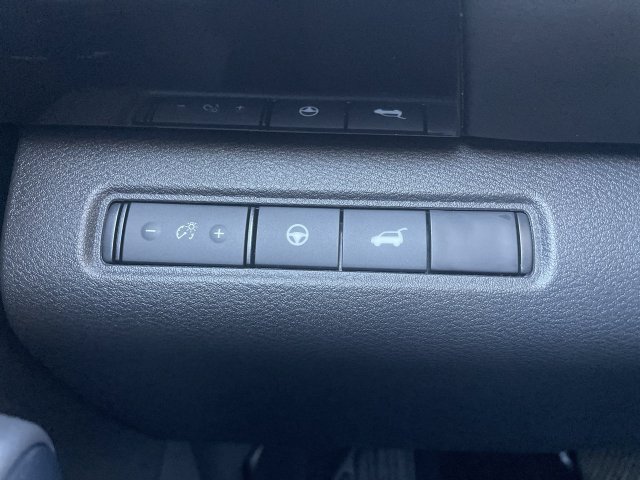 Used 2025 Nissan Pathfinder SV FWD image 34