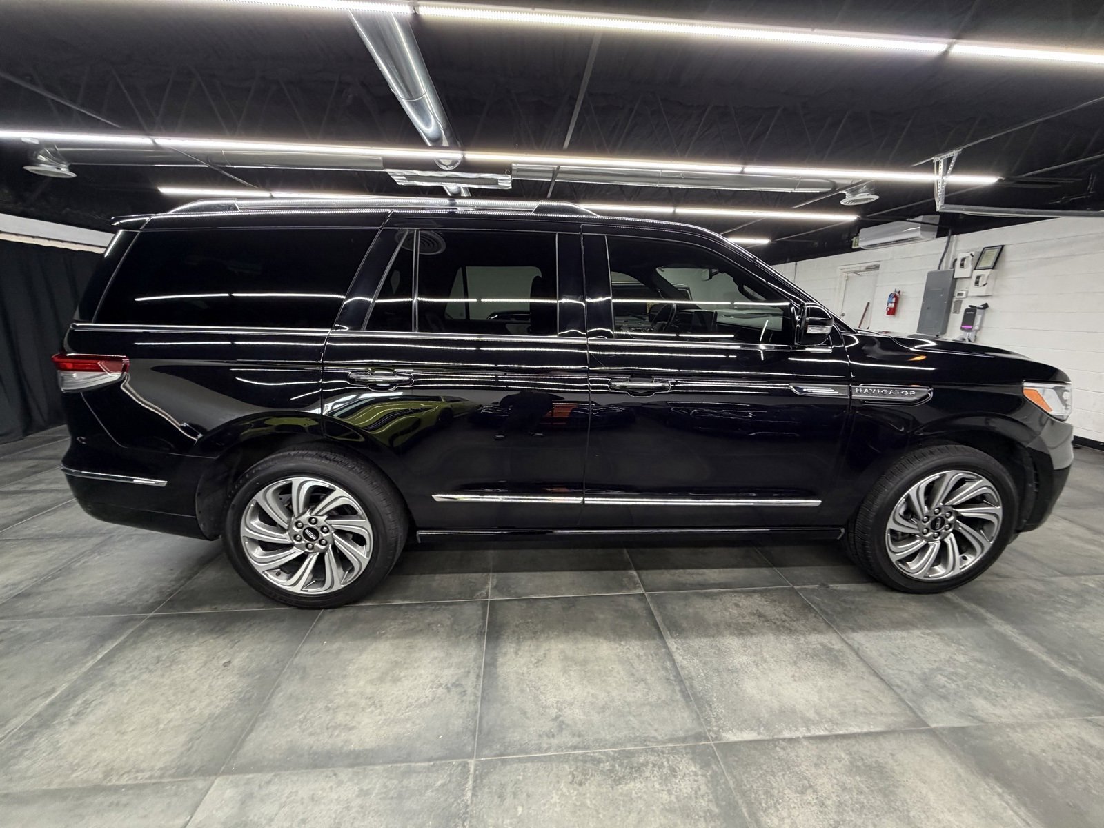 Used 2023 Lincoln Navigator Reserve image 8