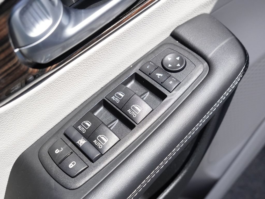 Used 2024 Chrysler Pacifica Limited FWD image 12