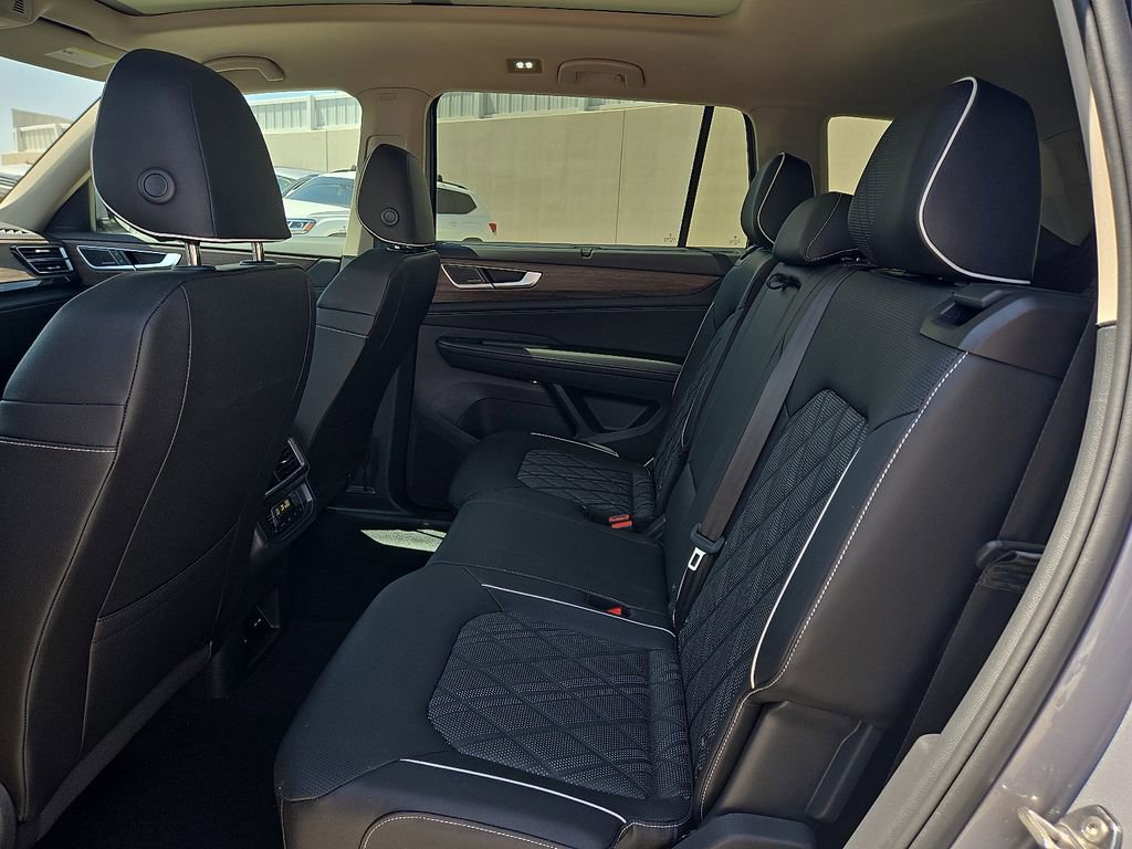 Used 2025 Volkswagen Atlas SEL Premium R-Line image 16