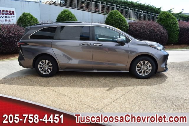 Used 2023 Toyota Sienna XLE FWD image 13