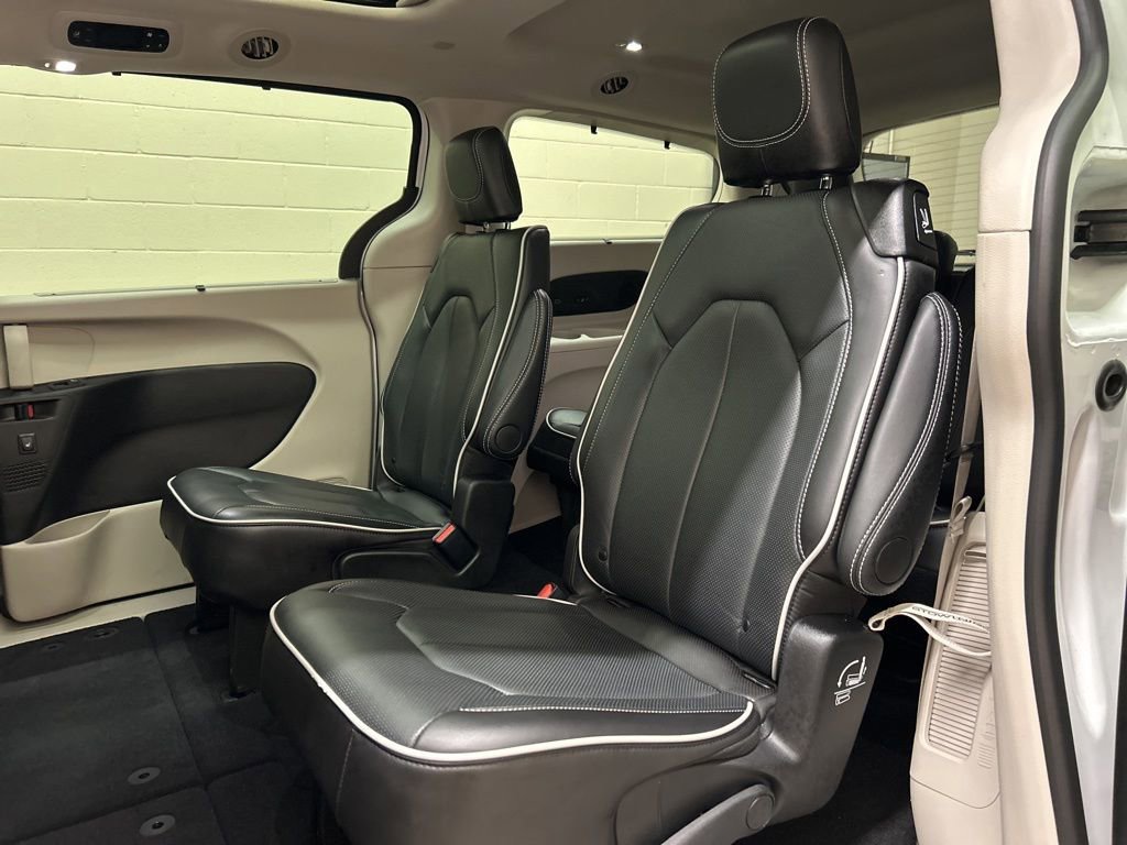 Used 2024 Chrysler Pacifica Limited w/ Uconnect Theater Family Group FWD image 8