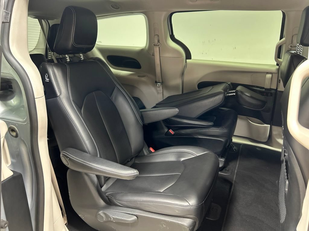 Certified 2023 Chrysler Pacifica Touring-L FWD image 25