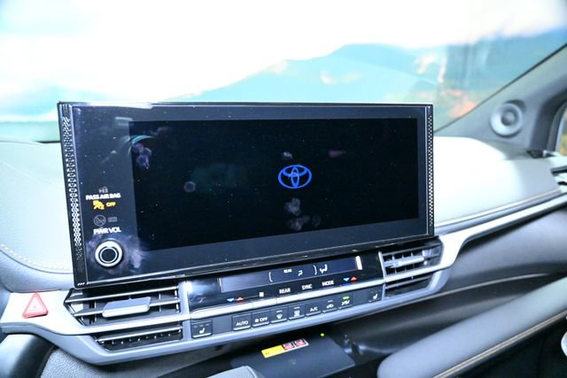 Used 2025 Toyota Sienna XLE Woodland Edition image 31