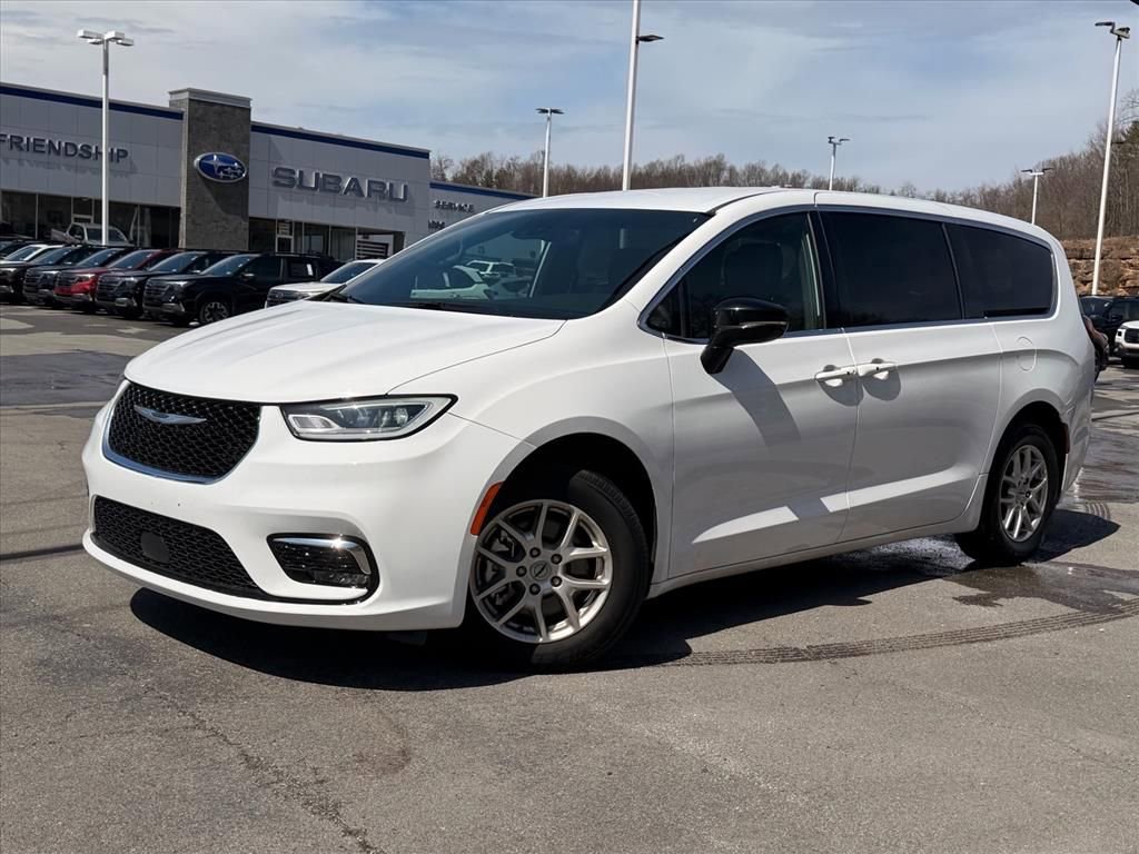 Used 2025 Chrysler Pacifica Select image 2