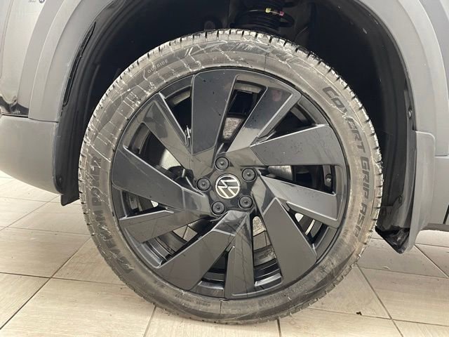 Used 2024 Volkswagen Taos SE w/ Black Wheel Plus Package image 7