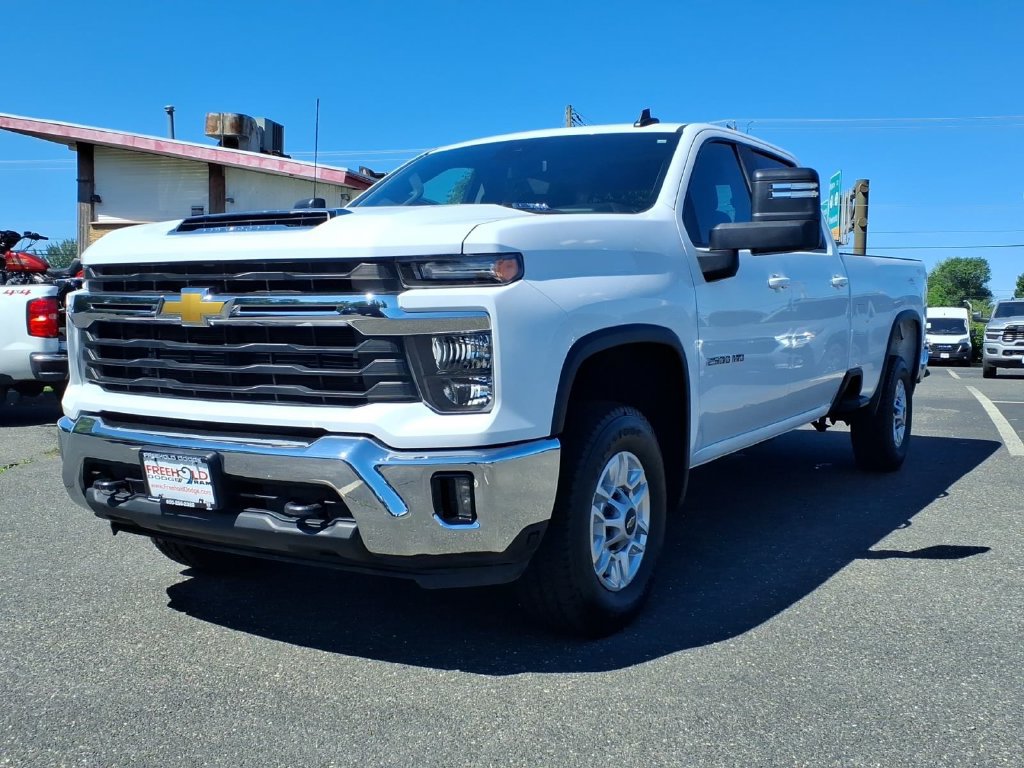 Used 2025 Chevrolet Silverado 2500 LT w/ Convenience Package AWD/4WD image 3