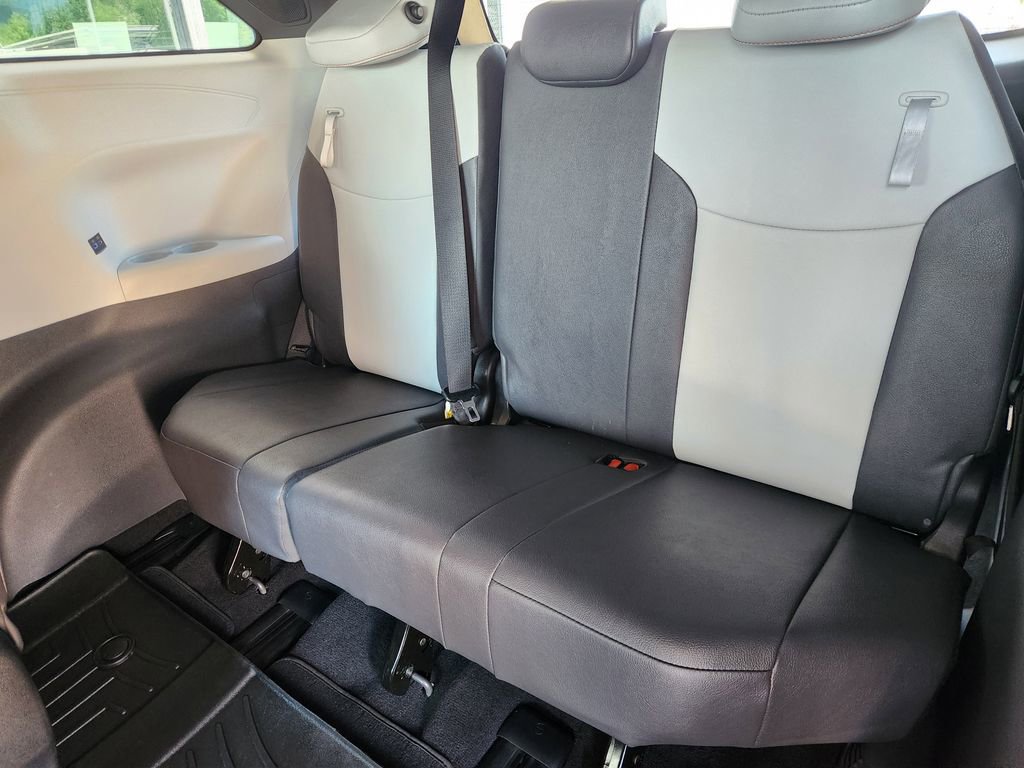 Used 2022 Toyota Sienna XSE w/ XSE Plus Package FWD image 33